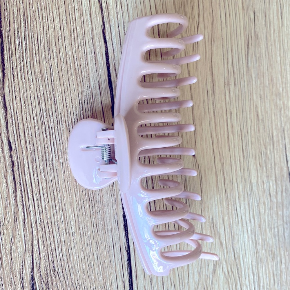 A baby pink H&M big claw clip